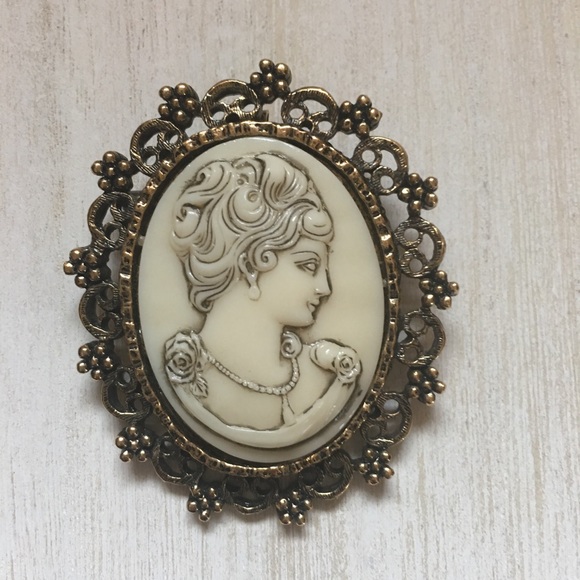 Jewelry - Brooch - Cameo look